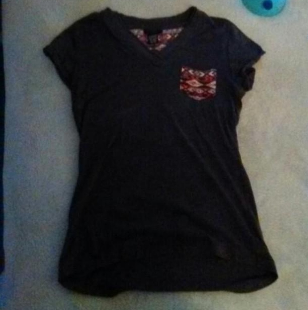 Black T w/ v-neck and pattern pocket